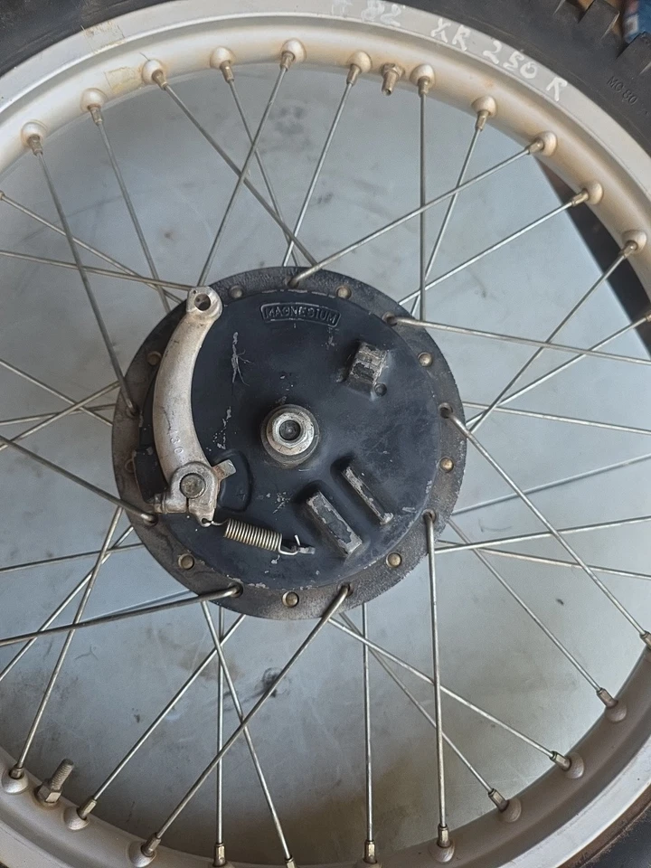 Honda XR500R XR250R 82 83 XL250R 1981 82 OEM montaje de rueda delantera Foto 2 de 4