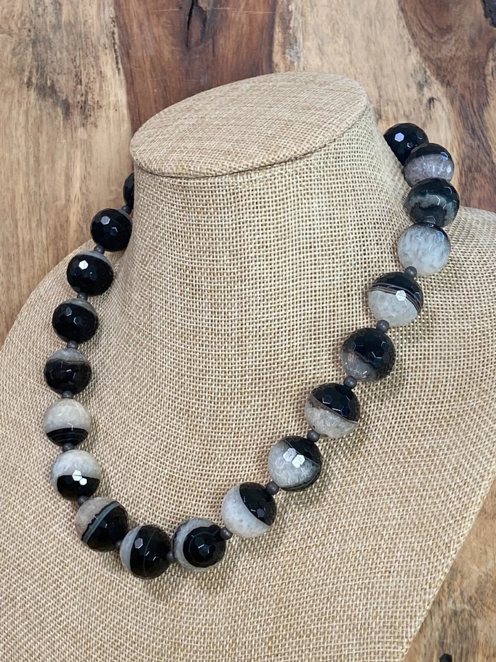 Elegante collar de esmoquin druzy de cuarzo y ónix - Una pieza llamativa Foto 4 de 4