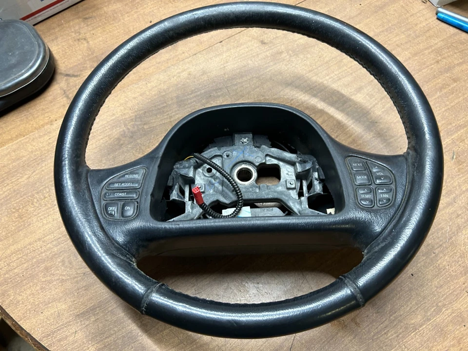 Ford Explorer Mountaineer 95-01 - Volante CUERO con cápsulas de control de crucero Foto 3 de 4