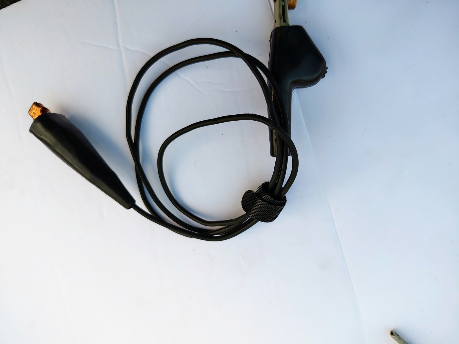 Cable pipe locator ground extensions leads with piercing alligator clamps