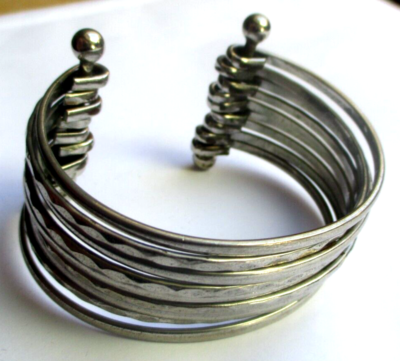Bracelet Semainier Rigide Vintage - 14 Joncs Couleur Argent Et Or - Parfait État - Occasion