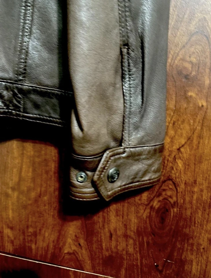 Chaqueta militar de cuero marrón oscuro Massimo Dutti Foto 3 de 4