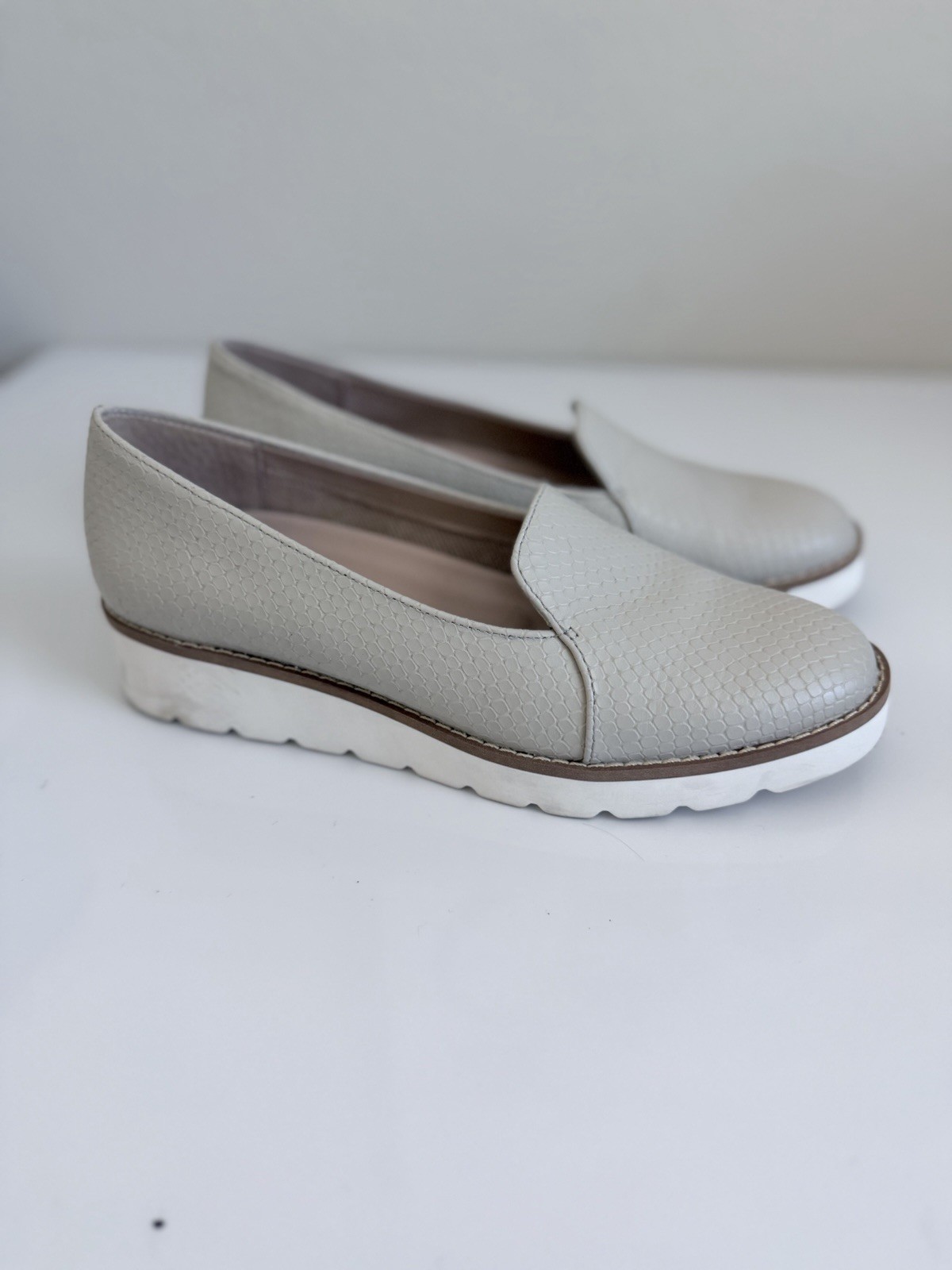 Preston & York White Embossed Loafers Womens Size 6 Slip On Comfort Shoes