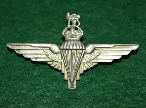 The Parachute Regiment WW2 Cap badge - Voided Crown