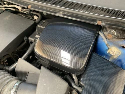 Ford Focus Mk2/2.5 - Cubierta de batería - Efecto fibra de carbono - Imagen 1 de 1
