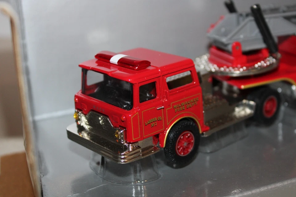 Corgi Classics #52102 Mack CF Arial Ladder Fire Engine - Milwaukee - Image 4 of 4