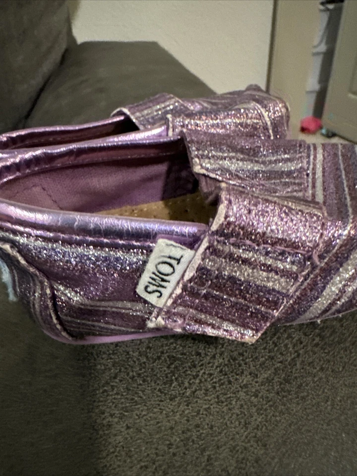 Zapatos Toms Bebé Niñas Talla T4 Púrpura Brillo Sin Cordones Gancho Lateral y Look Planos Foto 4 de 4