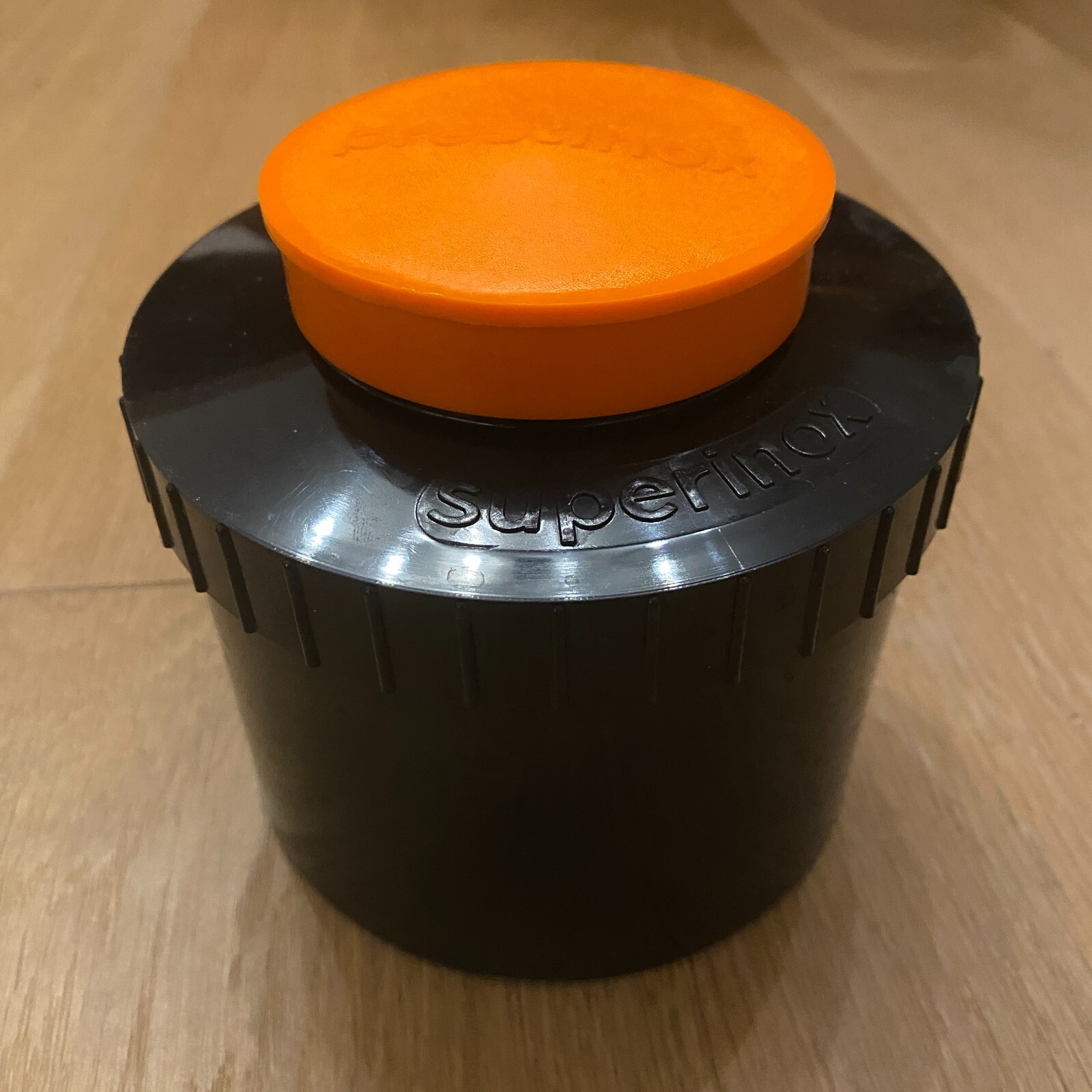 Cuve de developpement PRESTINOX Superinox pour equiper votre premier laboratoire photo de maison