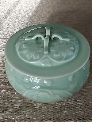 龙泉窑青瓷缠枝牡丹纹盖罐Chinese Longquan Celadon Porcelain 龙泉窑青瓷缠枝牡丹纹盖罐Chinese Longquan Celadon Porcelain