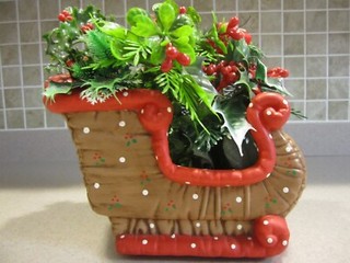 VTG KIMPLE Ceramic Christmas Santas "QUILTED" Sleigh w/PLASTIC Greenery