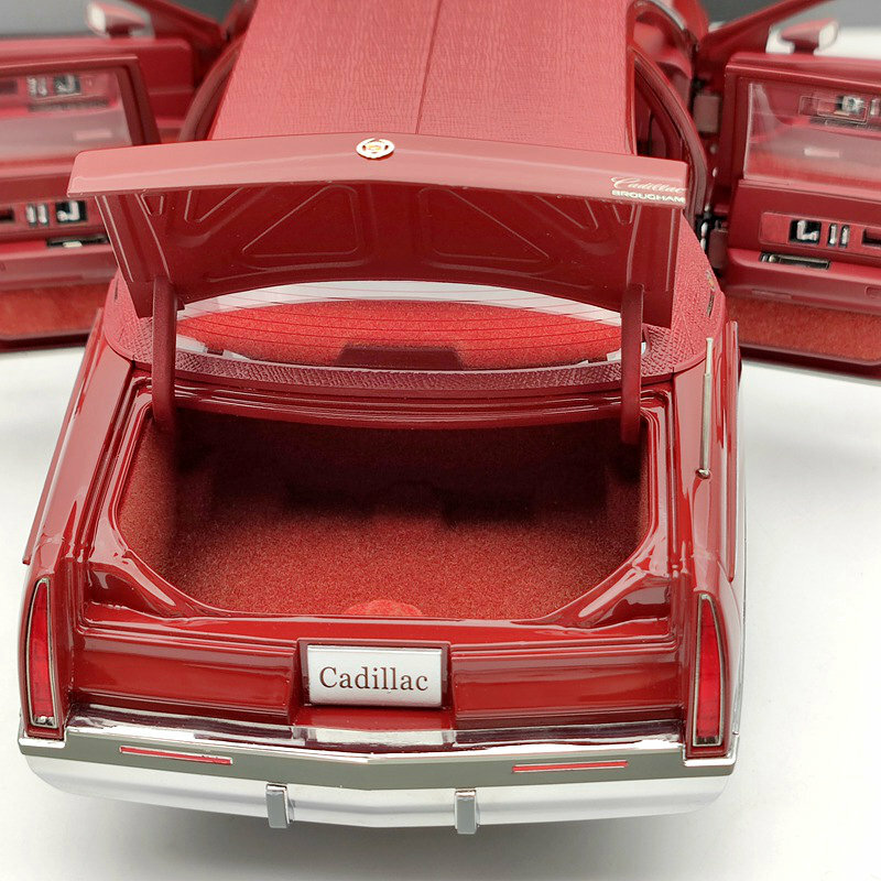 Miniature Cadillac Brougham 1982 – MCG 1/18, Diecast Rouge Métallisé, Neuve
