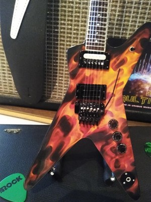 Dimebag Darrell - Dean Dime O Flame ML 1:4 Maßstab Replik Gitarre ~Axe Heaven~