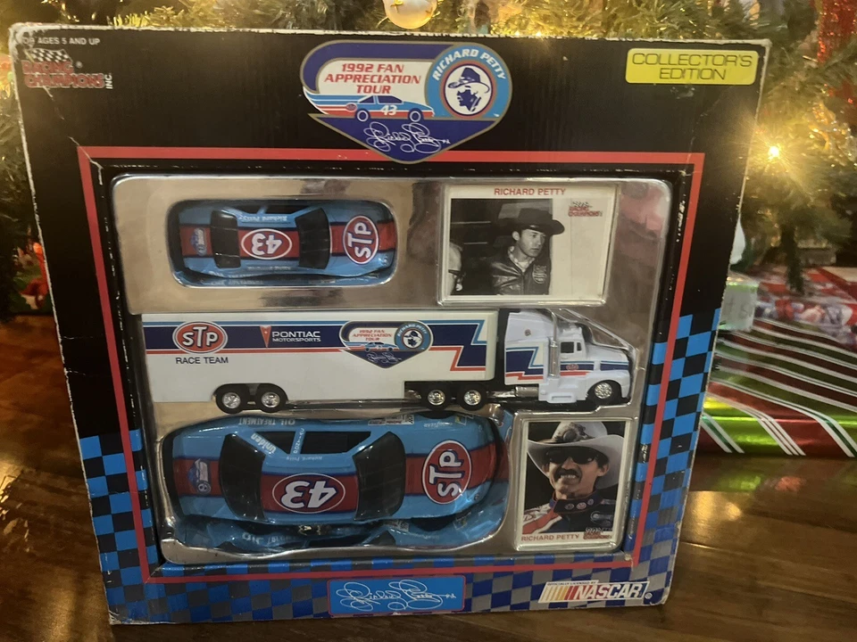 VINTAGE RARE RICHARD PETTY 1992 FAN APPRECIATION TOUR SET RACING RACE CAR SET - Image 4 of 4