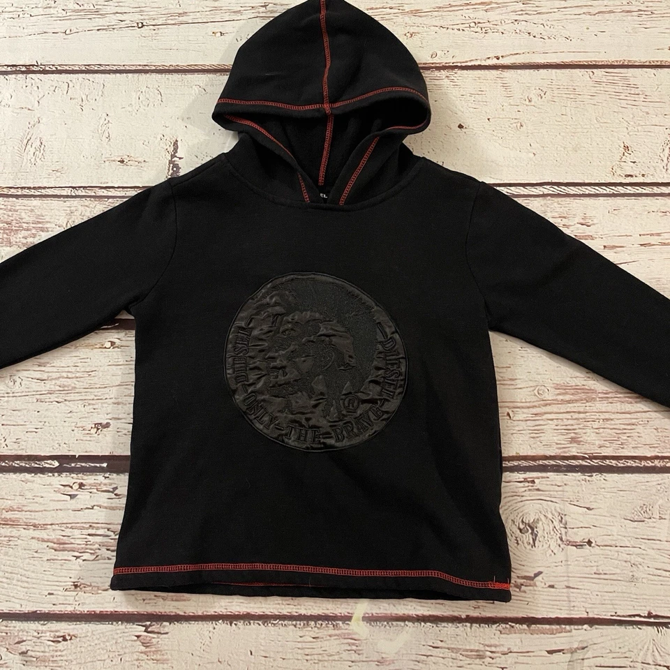 Pulôver Diesel com capuz preto com detalhes vermelhos menino tamanho 6 esgotado! - Imagem 2 de 4