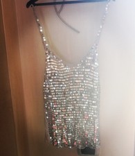 Top donna elegante e scintillante, con pailletes argento, e spalline sottili