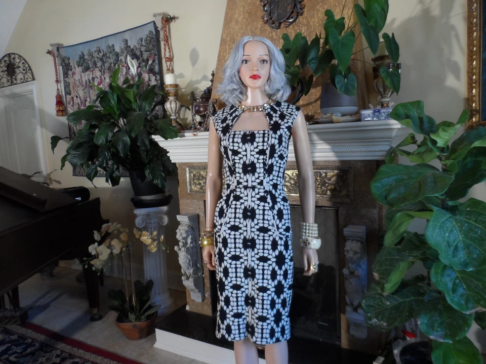 Vestido justo Lela Rose estampa preto e branco tamanho 2 - Imagem 4 de 4