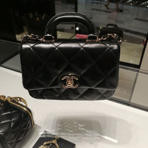 CHANEL MINI BORSA A FLAP con MANIGLIA SUPERIORE - PELLE D'AGNELLO NERA / HARDWARE ORO LEGGERO - Foto 13 di 14