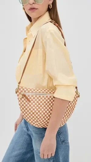 $385. Riñonera Clare V. Grande marrón y crema tejida a cuadros oro plata Foto 2 de 4