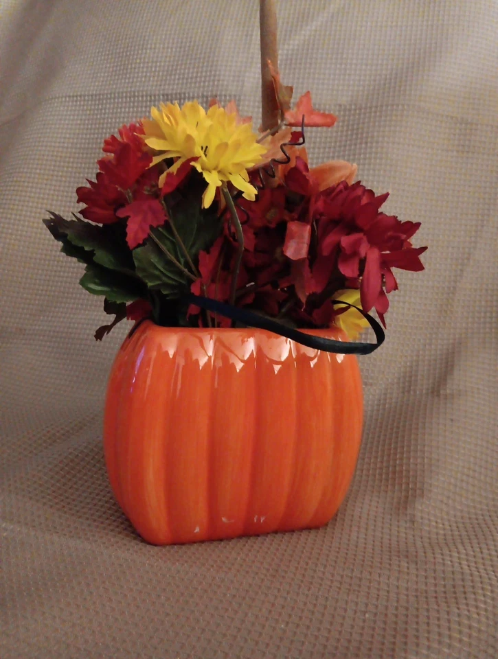 Decoración de temporada mesa de calabaza hecha a mano decoración floral. Jarrón Burton y Foto 2 de 3