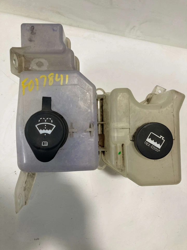 Used Washer Fluid Reservoir fits: 2009 Hummer H3 w/integrated washer and coolant Foto 3 de 4