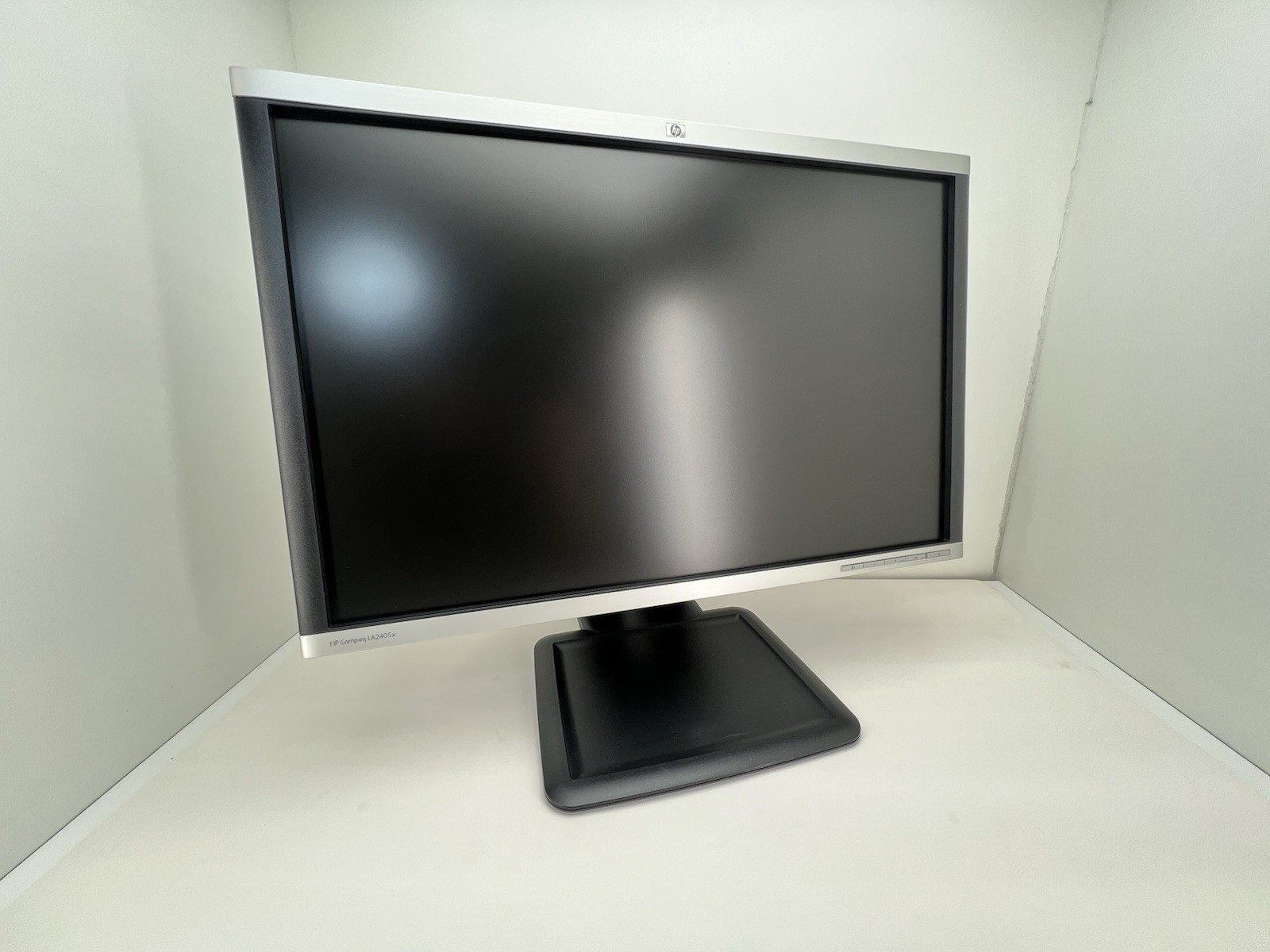 HP Compaq LA2405x 24 Zoll TN Monitor 1920x1200 WUXGA 5ms Silber