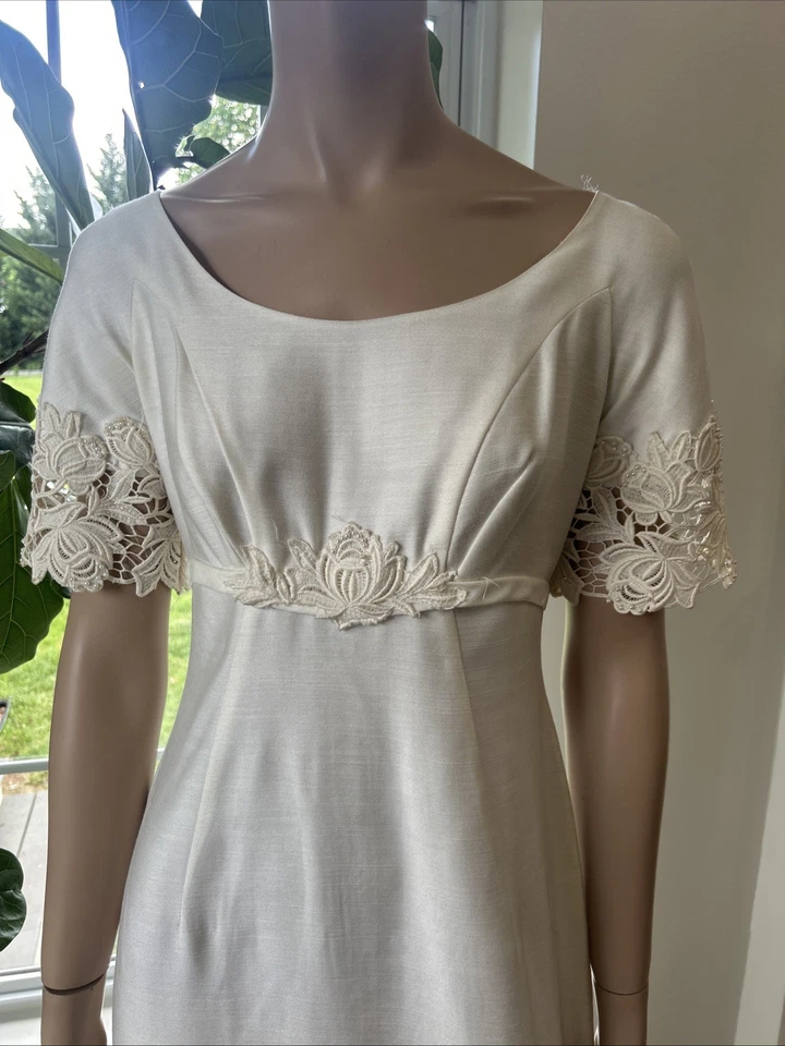 Vintage 1950’s Short Sleeved Ivory Linen Wedding Bridal Dress With A Train - Image 4 of 4