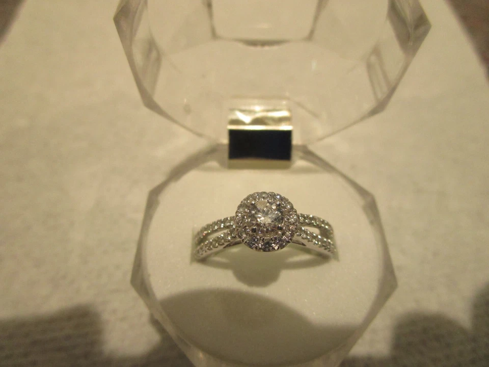 14K W.G. DIAMOND ENGAGEMENT RING ; BEAUTIFUL HALO DESIGN - Image 2 of 4