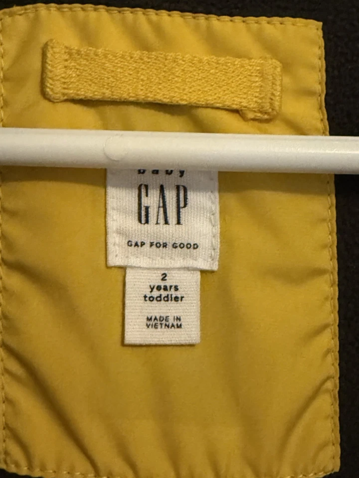 Chaleco acolchado acolchado forrado de lana amarillo talla 2 años (2T) GAP para niños pequeños Foto 3 de 4