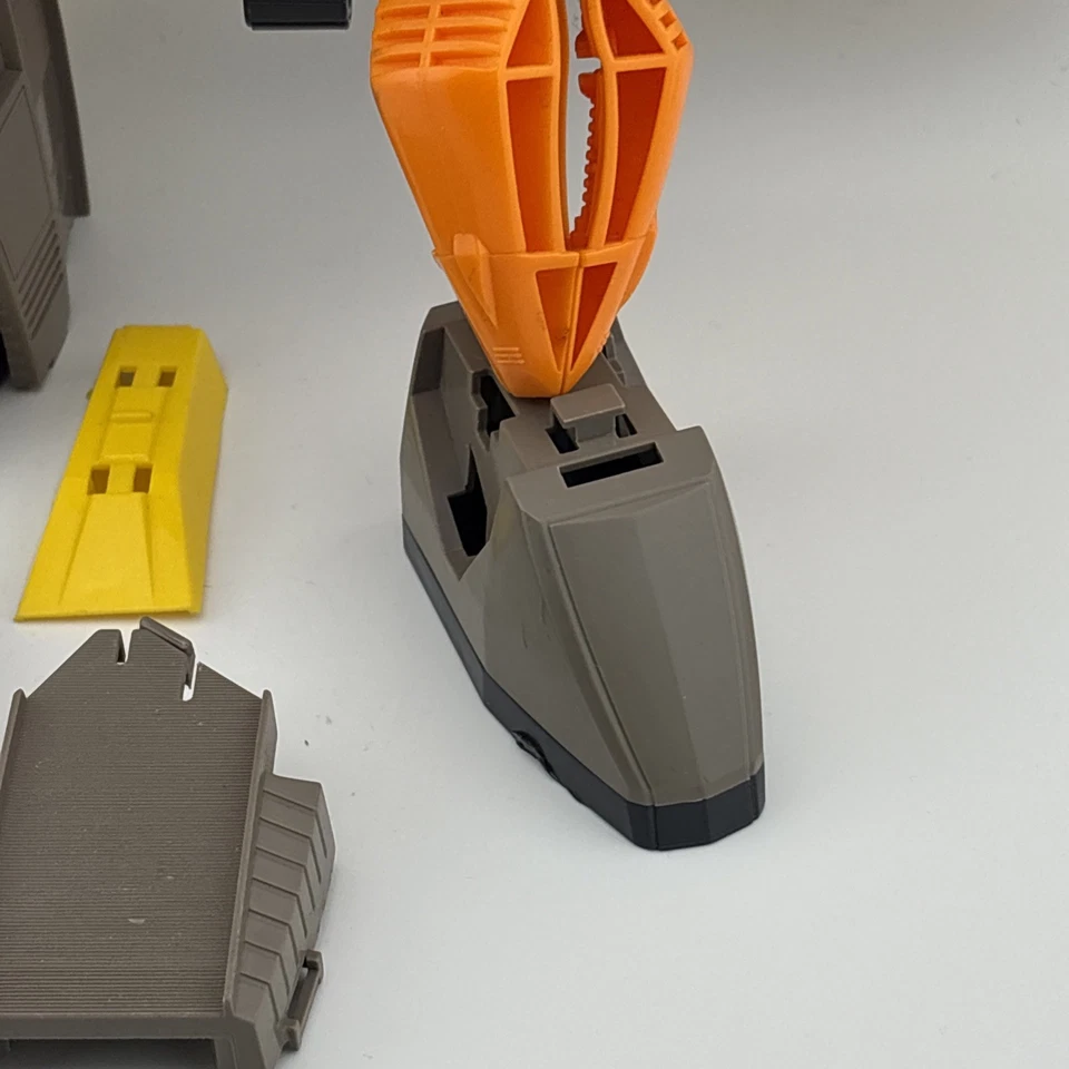 Vintage G1 Transformers Omega Supreme 1985 Hasbro Incomplete For Parts - Image 3 of 4