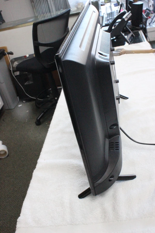 Onn 24" Class HD (720P) Roku Smart LED TV (100012590) With Remote - Image 3 of 4