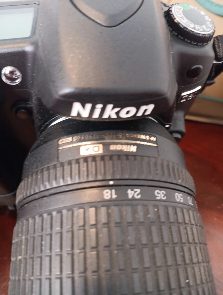 Cámara réflex digital Nikon D80 + lente AF-S DX 18-70 mm f/3,5-4,5G ED + empuñadura de batería BP-D80N Foto 2 de 4