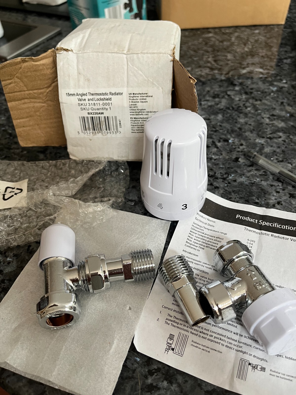15mm Angled Thermostatic Radiator Valve & Lockshield BX220AW