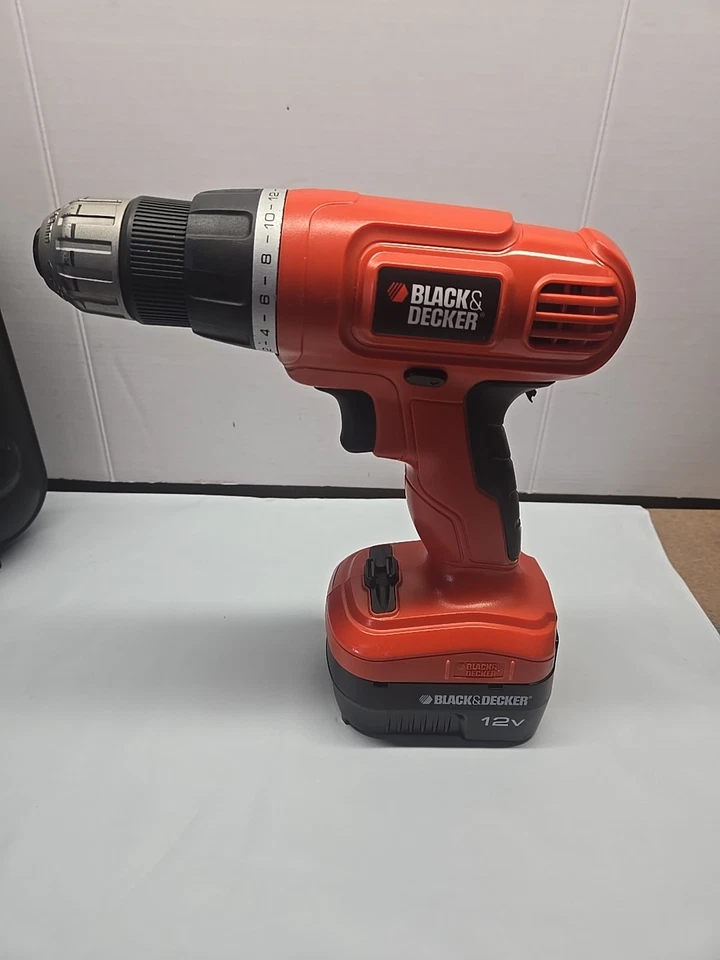 Taladro inalámbrico Black & Decker 12V, batería, cargador y estuche de transporte ~ funciona probado Foto 2 de 4