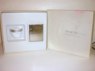 AVON ANEW CLINICAL FOREVER BEAUTIFUL GIFT SET  NEW IN BOX 