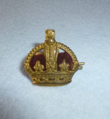 Vintage Königskrone geformtes Abzeichen Hut oder Schulter rot Samt + Cotter Pin