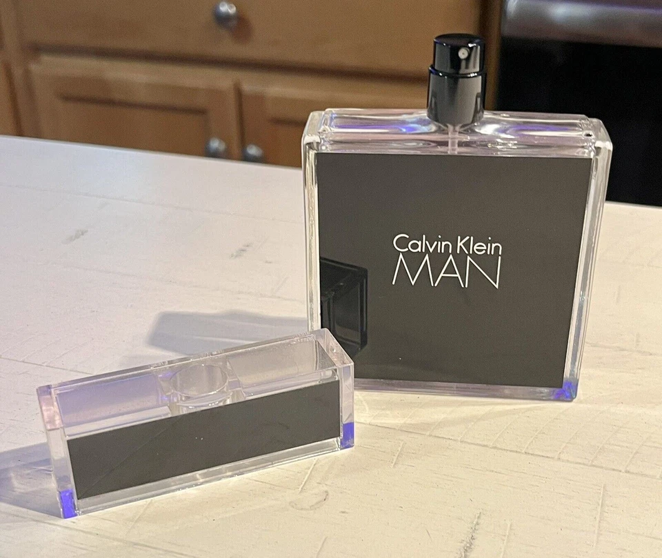 Calvin Klein Man por Calvin Klein Eau De Toilette Spray 1.7 OZ / 50 ml [Hombres] Foto 2 de 4