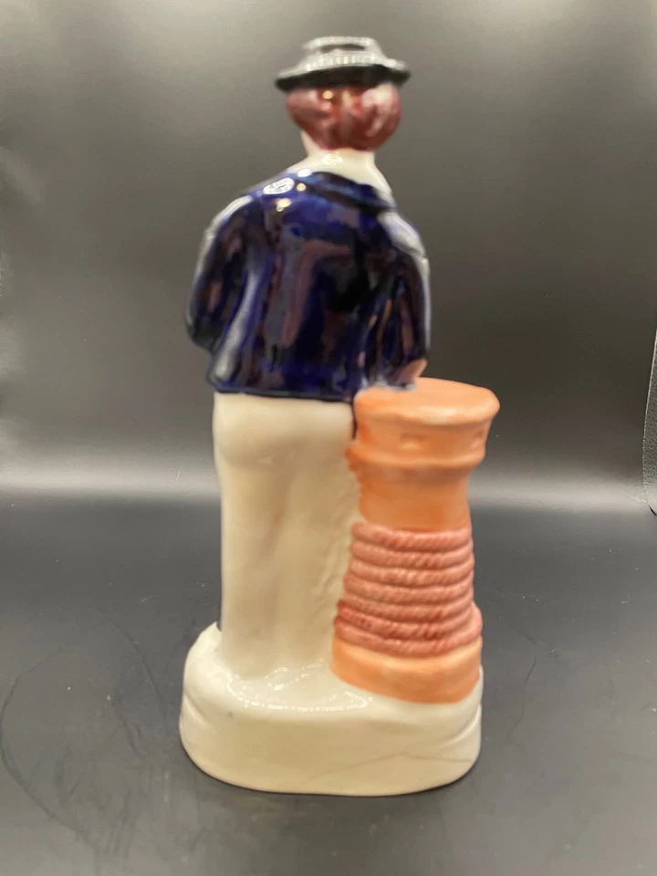 Antigua cerámica inglesa Staffordshire, pintada a mano. Marinero en el muelle Foto 4 de 4