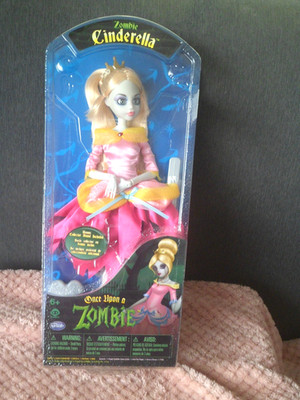 SELTENE ONCE UPON A ZOMBIE PUPPE WOW WEE 2012 ~ CINDERELLA ~ S/NEU NRFB + STÄNDER