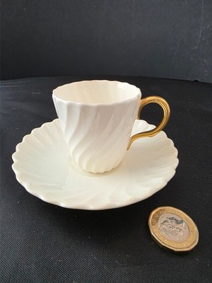 Mintons Miniatur Tasse & Untertasse (+ ein Ersatzteil) weißes Porzellan - Goldhenkel um 1900
