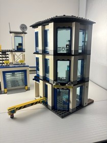 LEGO set 60141 Police Station &ndash; Complete - Sun Damaged, AS-IS