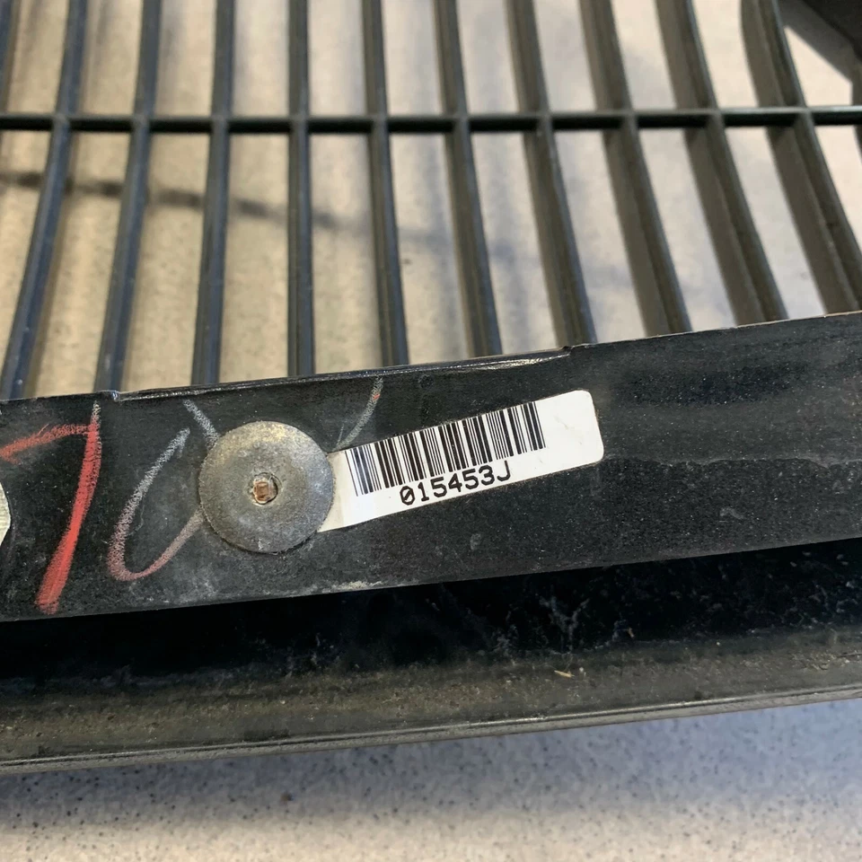 Rejilla del radiador delantero Lincoln Mark VIII 1997-1998 F7LX-8200 Foto 4 de 4