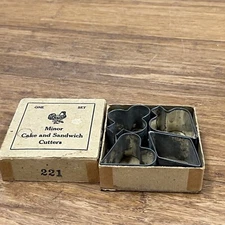 1950's Vintage Metal Cake and Sandwich Cookie Cutters Set of 4 In Original Box