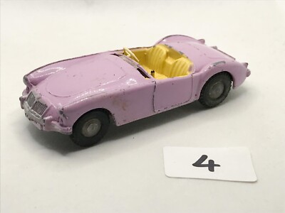 SEHR SELTENES TRIANG SPOT-ON 104 MGA ROADSTER LILA GELB INNENAUSSTATTUNG DRUCKGUSS AUTO