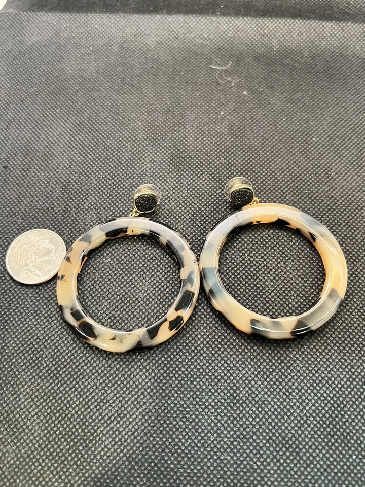 Pendientes de aro SugarFix negros druzy colgantes perforados lucite tortuga Foto 2 de 3