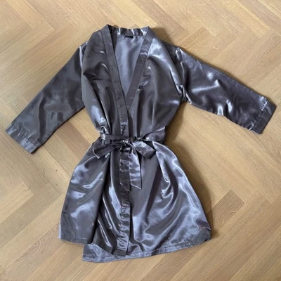Lascana – graublauer Satin-Morgenmantel, Gr. M/L - Bild 1 von 4