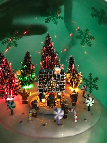 MR CHRISTMAS Musical Lighted Jumbo Sparkling Ornament Animated GINGERBREAD HOUSE - Picture 11 of 11