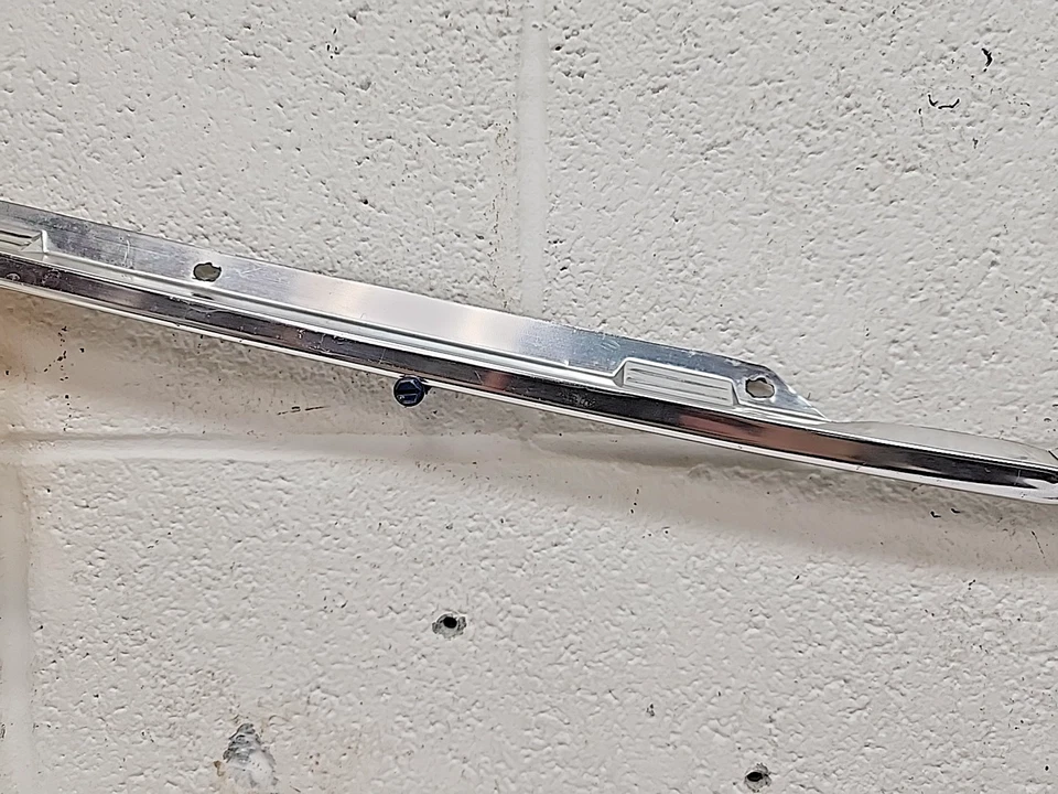 Borde de labios de capó usado OEM D0DZ-16856A 1970-77 Ford Maverick/Mercury Comet (Bin18A) Foto 3 de 4