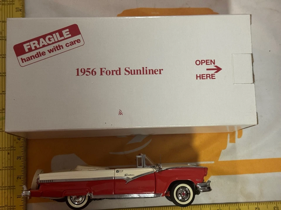 Ford Sunliner 1956 convertible Danbury como nuevo 1:24 diecast rojo/blanco Foto 2 de 4
