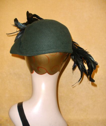 Dramático Sombrero Cloche Vintage de Fieltro de Lana Verde Bosque con Plumas de Cuervo Negro - Imagen 4 de 7