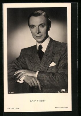 Actor Erich Fiedler in a suit with folded arms, postcard